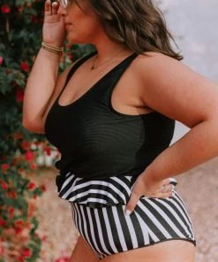 Lucy Avenue Plus Size Dominica Knot Top Black