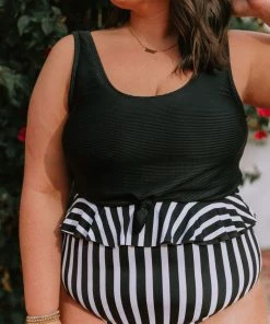 Lucy Avenue Plus Size Dominica Knot Top Black