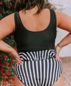 Lucy Avenue Plus Size Dominica Knot Top Black